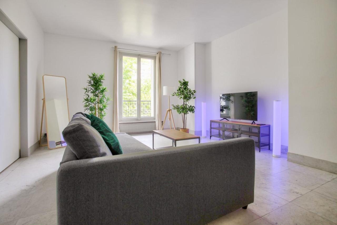 2 Bedrooms Tour Eiffel Rapp Paryż Zewnętrze zdjęcie